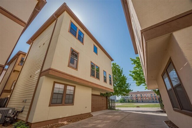 Building Photo - 3940 Feagan St