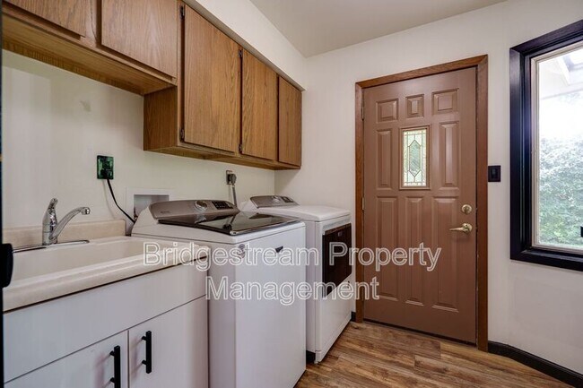 Building Photo - 1382 Hickoryview Ct