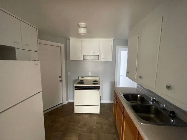 Building Photo - Large 1 Br upstairs apartment - with 2 bon...