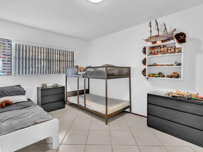 Building Photo - 1770 NE 191st St