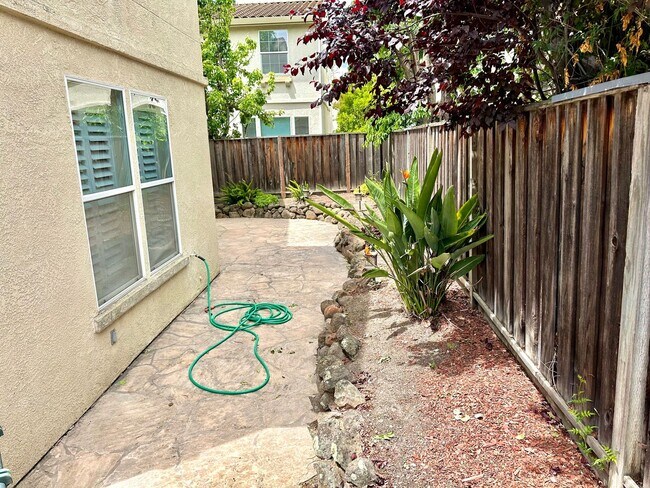 Building Photo - Spacious 4-Bedroom, 2.5-Bathroom Home, Fre...