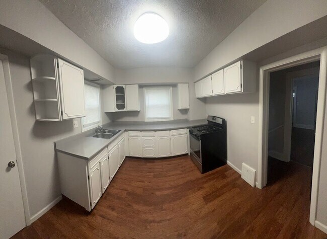 Building Photo - 3 Bed - 1.5 Bath Colonial for Rent in Cleveland Heights!