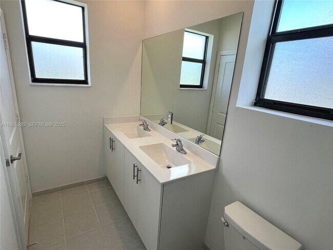 Building Photo - 20671 NE 7th Pl