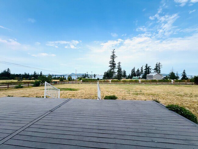 Building Photo - Beautiful 2 bedroom, + office/bonus room i...