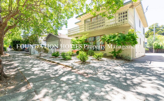 Primary Photo - Bright & Spacious 2BD/1BA Upper-Level Dupl...