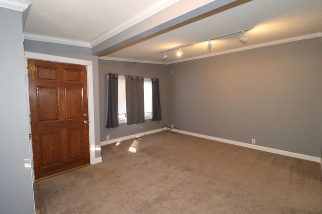 Building Photo - Spacious Duplex for Rent