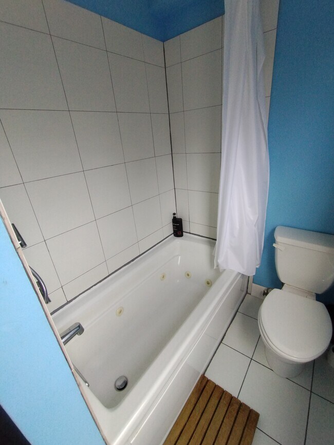 Whirlpool Tub - 150 Bridgham St