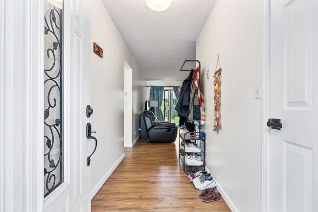 Building Photo - Spacious rental in desirable neighborhood ...