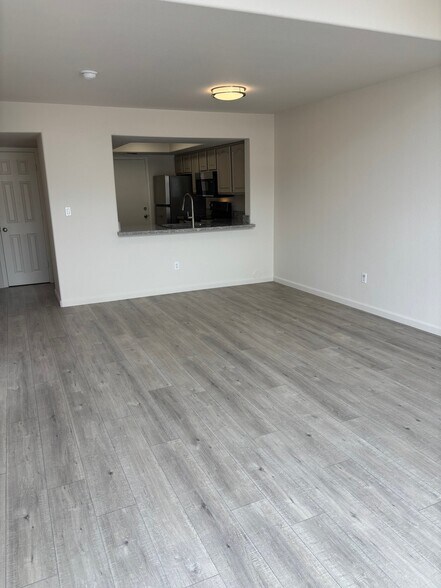 Building Photo - 5624 E Kelton Ln