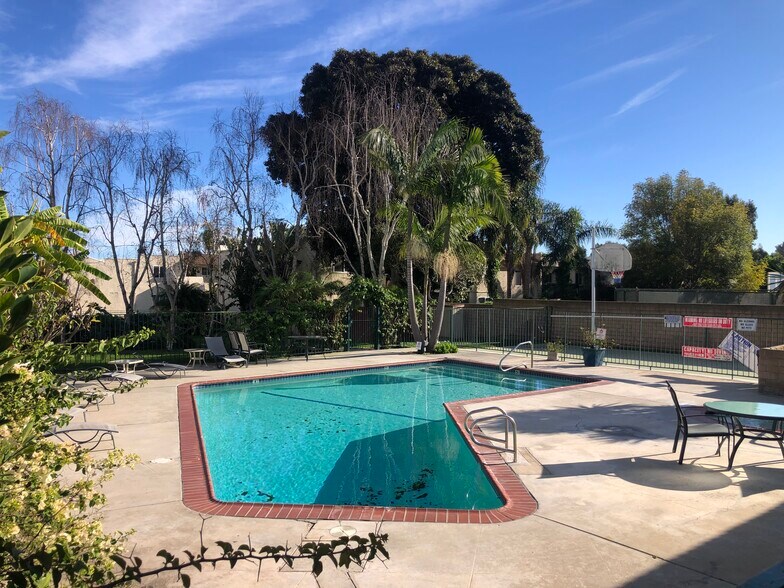 Building Photo - 6453 Kanan Dume Rd