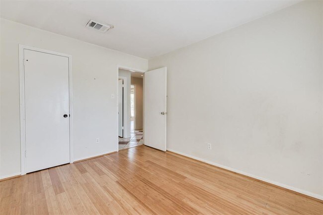 Building Photo - 2207 Briarview Dr