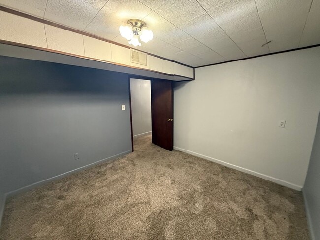 Building Photo - Two bedroom, One and half bathroom house! Pet friendly!