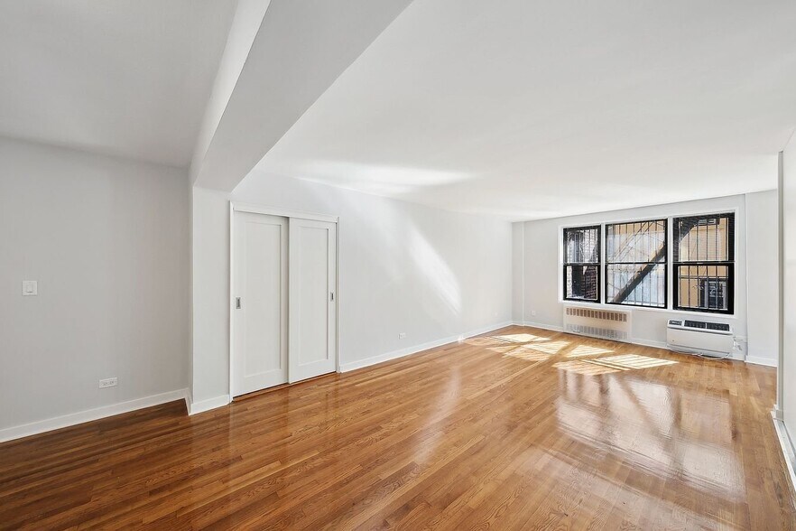 Building Photo - 2400 Webb Ave