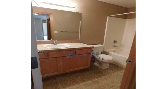 Building Photo - 528 NE Robin Ct