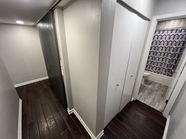 Building Photo - Fully Renovated 3 Bedroom Apartment in Pri...