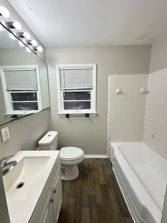 Building Photo - 1045 Waverly St