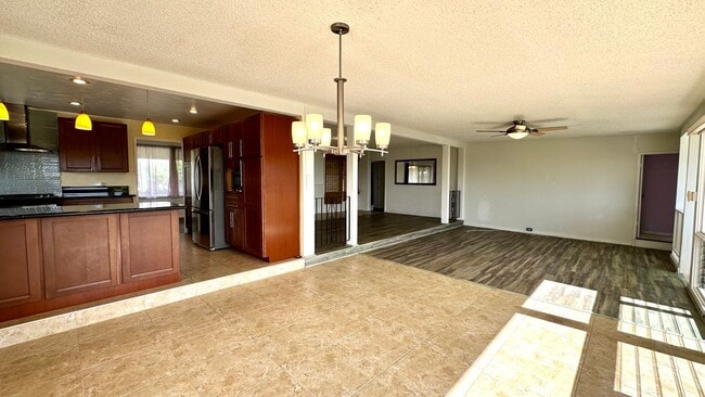 Building Photo - Available NOW - 3 Bedroom, 2 Bath, with a ...