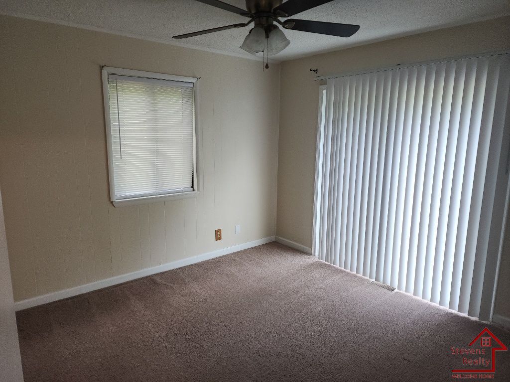 Building Photo - 163 Lakeshire Dr