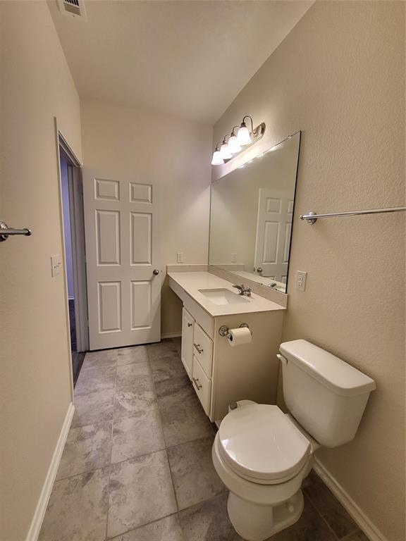 Building Photo - 817 Solitude Dr