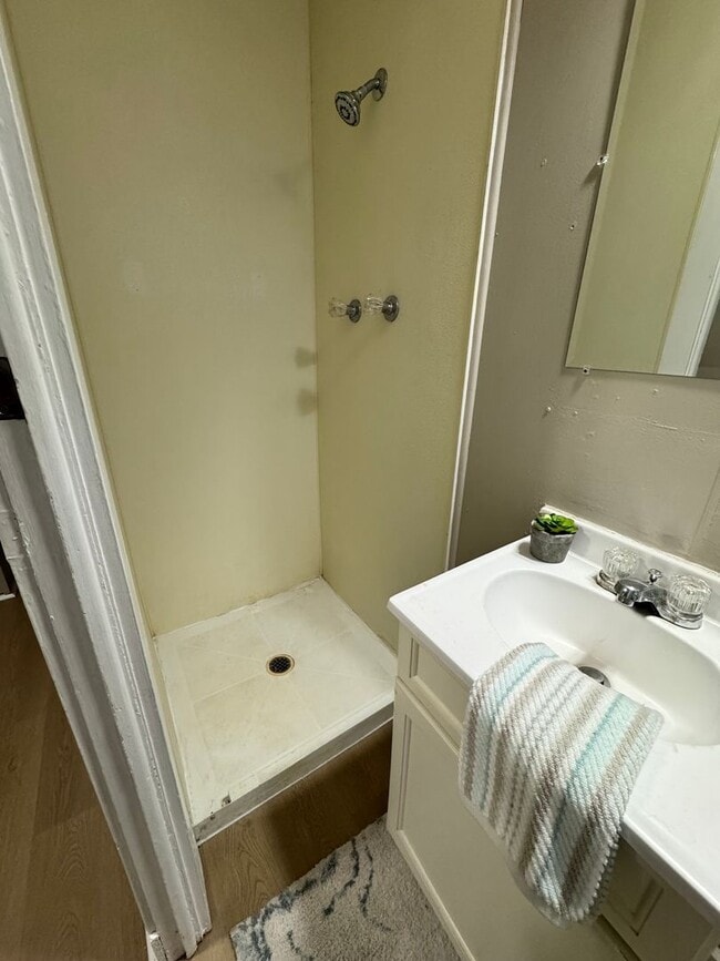 Building Photo - 1 bed, 1 bath home for rent in Waterloo