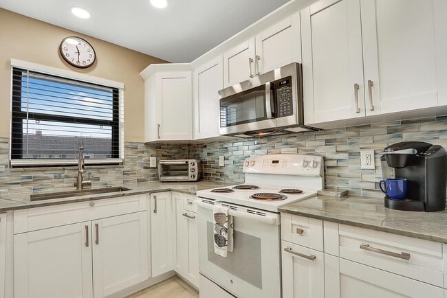 Building Photo - 755 Saturn St