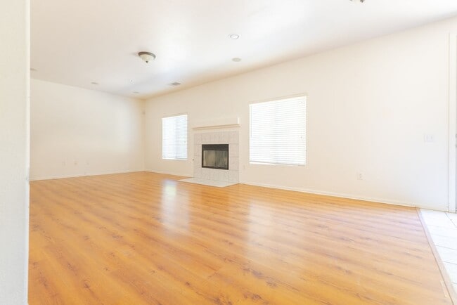 Building Photo - Stunning 4-Bedroom Home for Rent in Brawley!