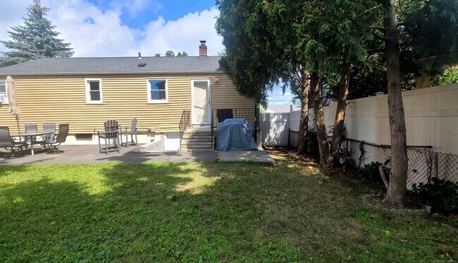 Building Photo - 603 Goldenrod Ave