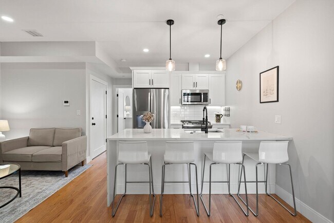 Building Photo - 174 W Seventh St