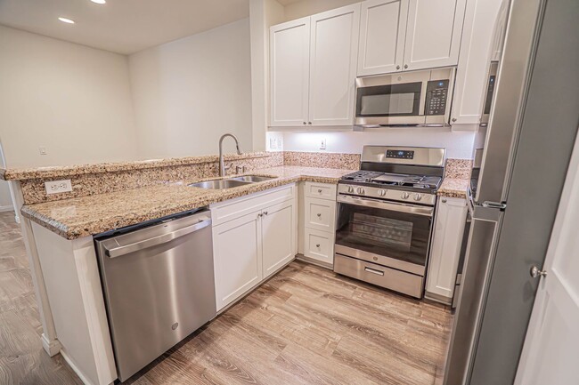 Building Photo - The Palisades -  3 Bedroom Townhome for Rent in Stevenson Ranch!