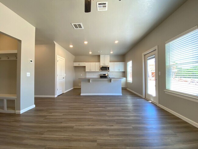 Building Photo - Townhome in Deer Creek Schools!