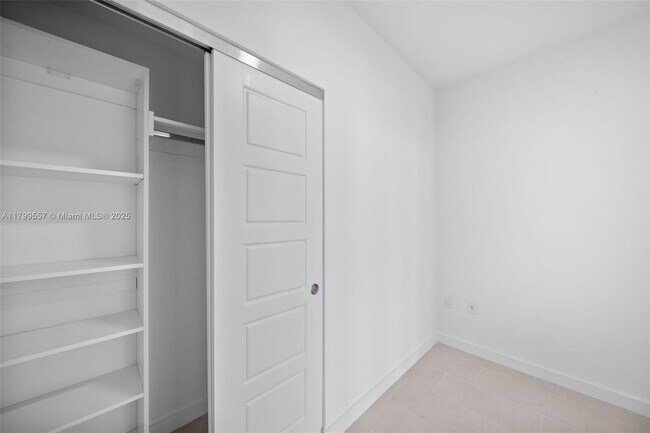 Building Photo - 2150 N Bayshore Dr