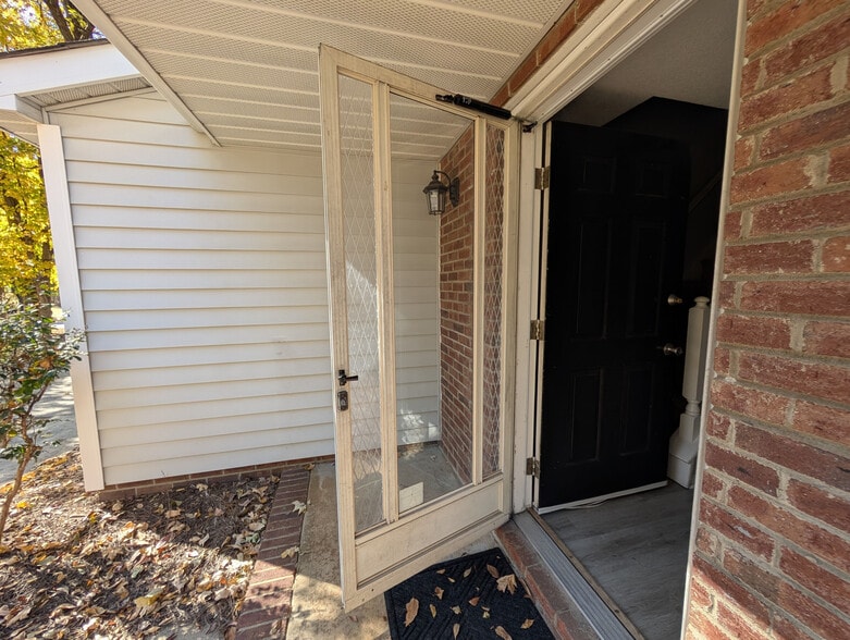 Building Photo - Room in House on Flint Glenn Ln