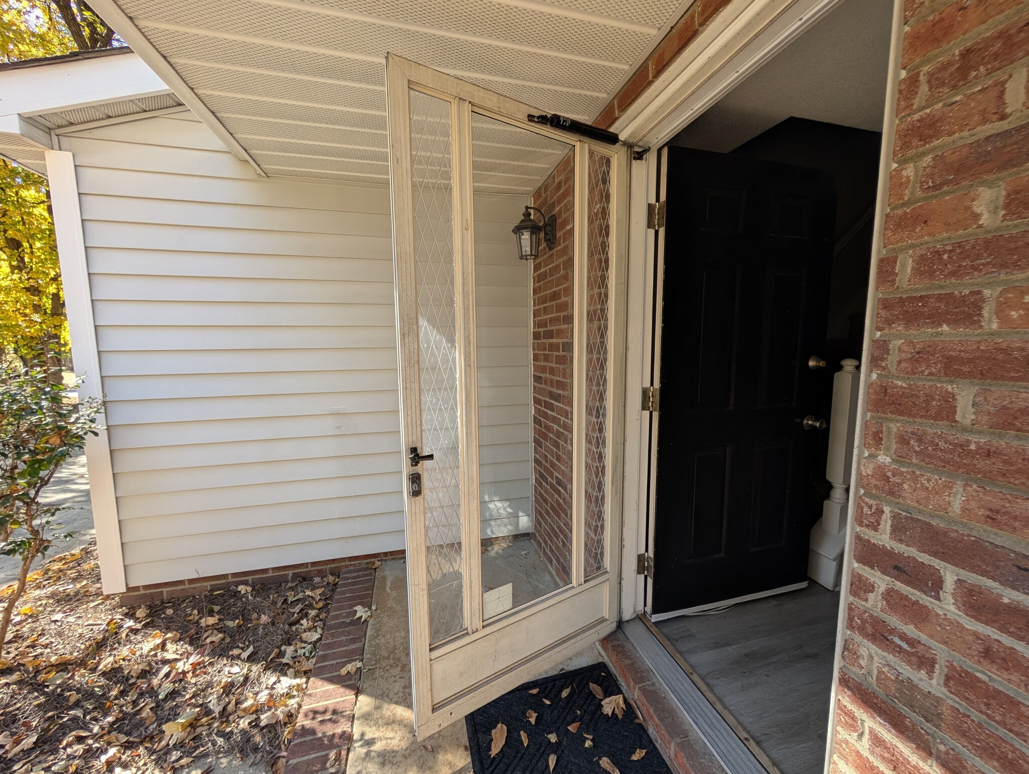 Building Photo - Room in House on Flint Glenn Ln