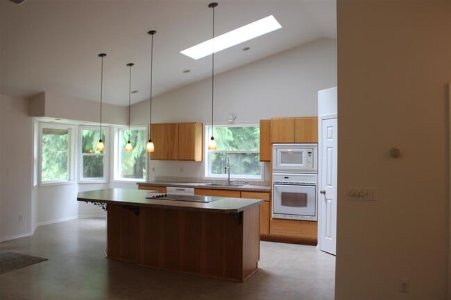 Building Photo - 3 Bedroom, 2 Bathroom house!