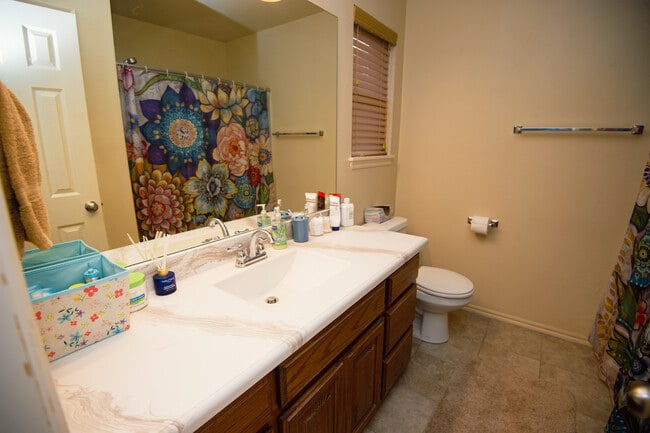 Building Photo - 912 S Linford Dr