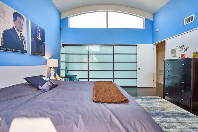 Building Photo - 4804 La Villa Marina