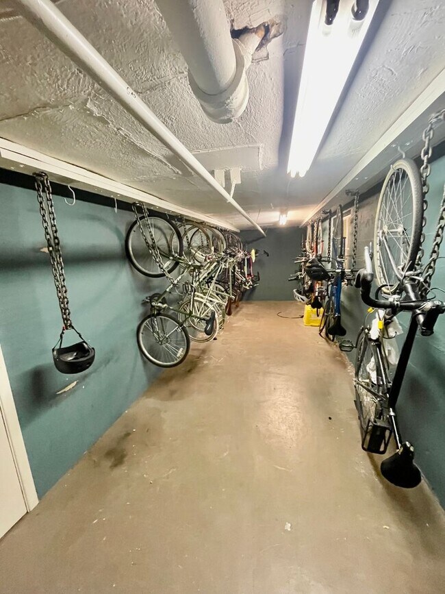 Building Photo - 1/2 Month Free! Cheerful, Spacious Studio ...