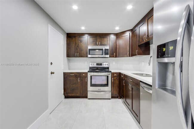 Building Photo - 500 Bayview Dr