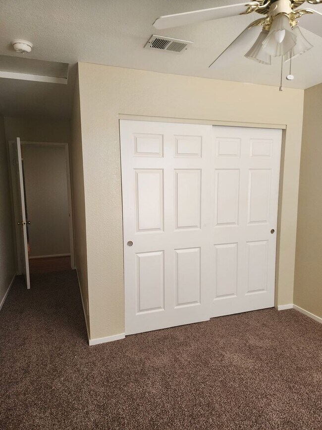 Building Photo - 3 Bedroom 2 Bath in HOA Community with Com...
