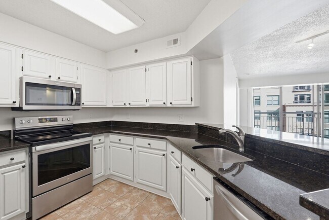 Building Photo - Updated 2BR Condo in Old Town Alexandria - 2 blocks to Metro