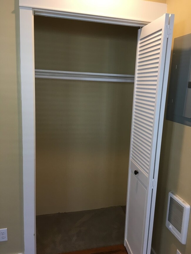 Building Photo - Great studio in downtown Beaverton!