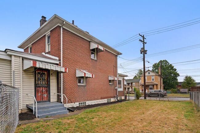 Building Photo - Gorgeous 3 bedroom home in Clairton availa...