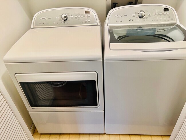 Building Photo - 808 Phoenix Dr