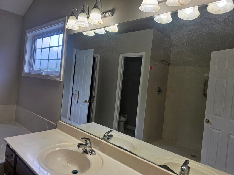 Building Photo - 5001 Max Ridge Ct