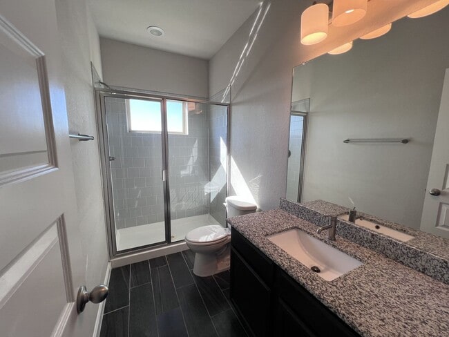 Building Photo - Beautiful Townhouse in New Braunfels!