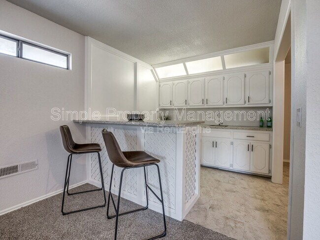 Building Photo - 2320 Yellowstone Dr