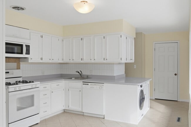 Building Photo - 5611 S Quincy St