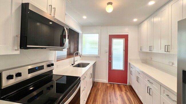 Building Photo - AVAILABLE NOW! PARTIALLY RENOVATED 2 BEDRO...