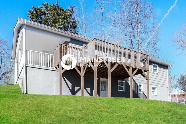 Building Photo - 4 Bedroom Pet-Friendly Home in KINGSTON, TN with Main Street Renewal