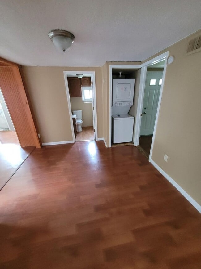Building Photo - 2 Bedroom Home In Hazel Park
